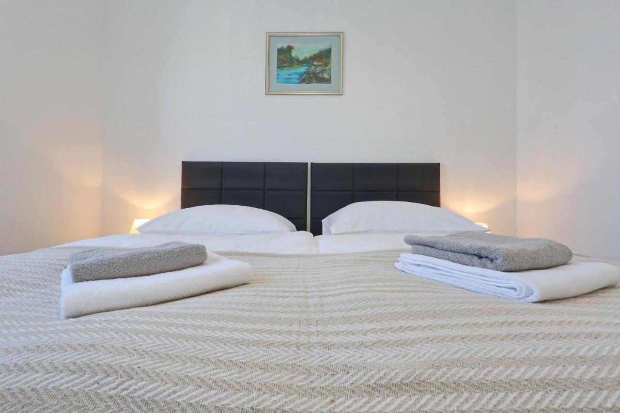 Apartments Lisac Вир Екстериор снимка