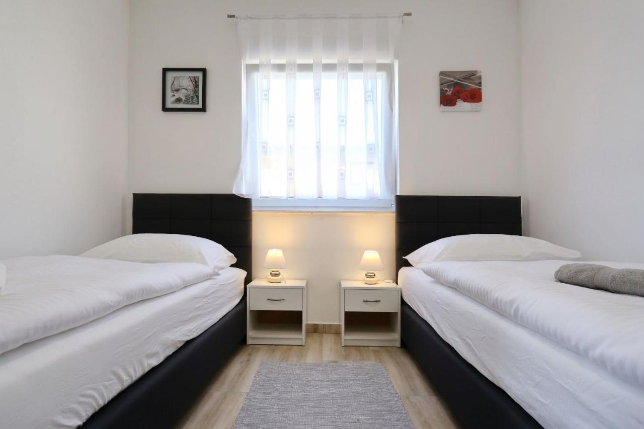 Apartments Lisac Вир Екстериор снимка