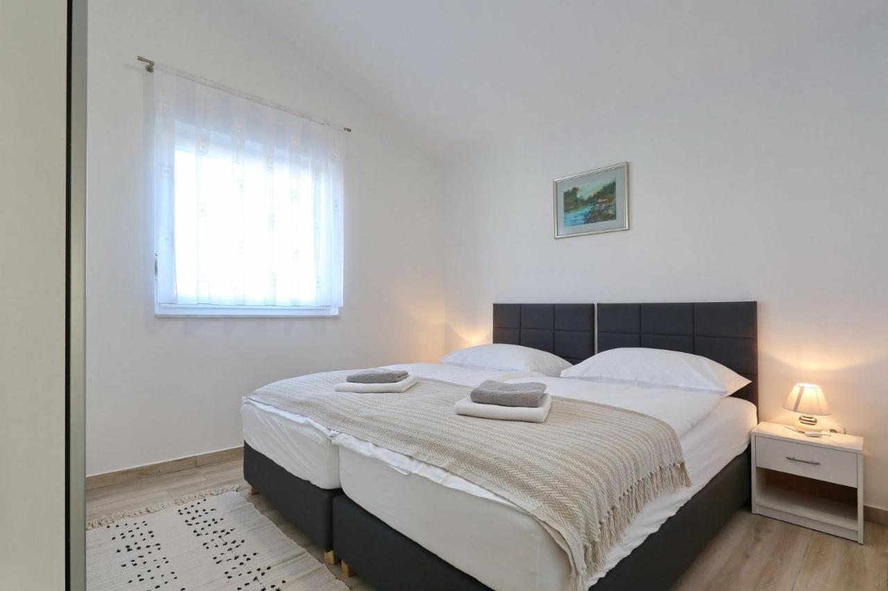 Apartments Lisac Вир Екстериор снимка