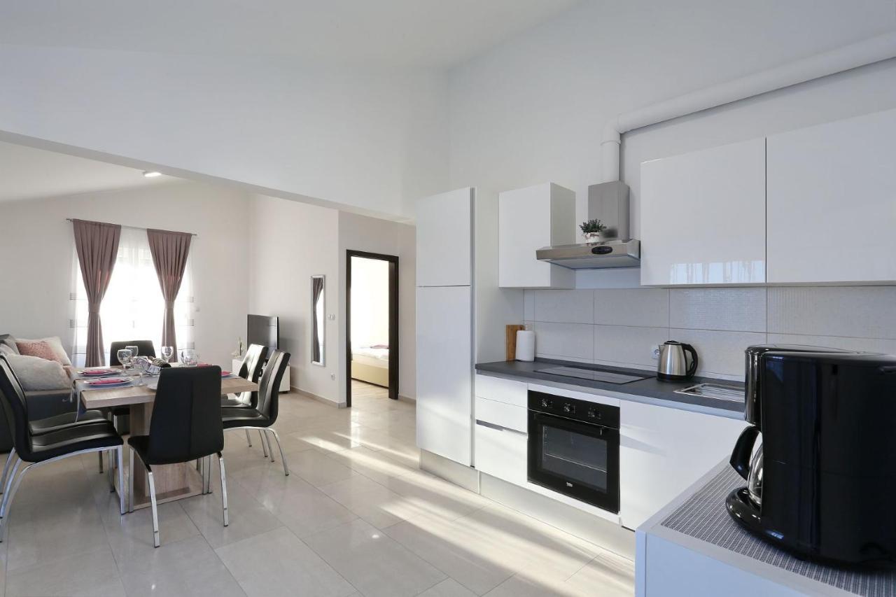 Apartments Lisac Вир Екстериор снимка